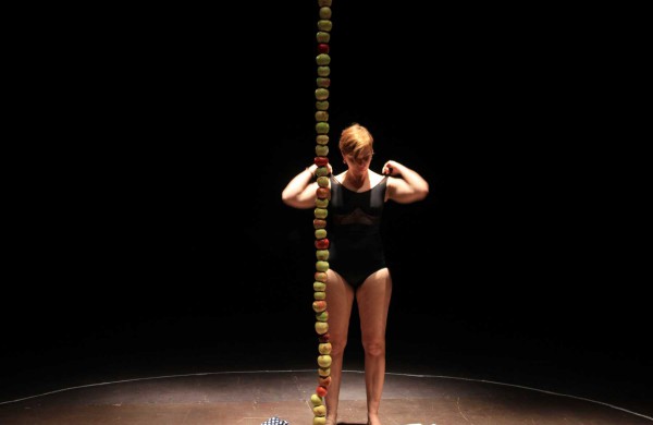 Festivalio „Homo ludens“ žiūrovams – nuogos menininkės pasirodymas