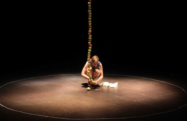 Festivalio „Homo ludens“ žiūrovams – nuogos menininkės pasirodymas