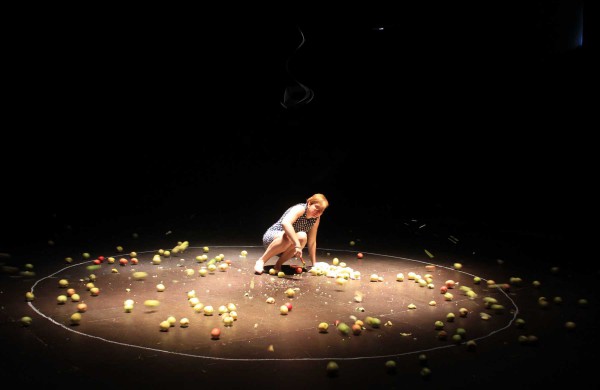 Festivalio „Homo ludens“ žiūrovams – nuogos menininkės pasirodymas