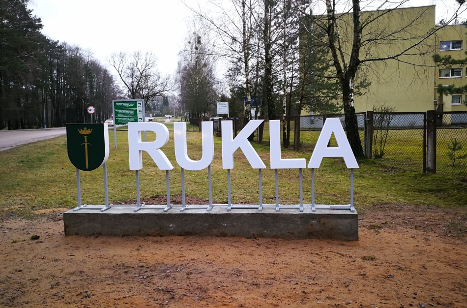 Ruklos daugiabučio laiptinėje degė čiužinys