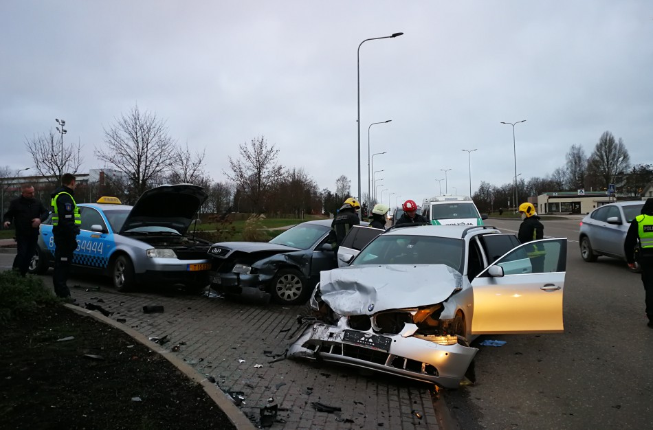 Vaizdo kameros užfiksavo ,,BMW“ smūgį į ,,Audi“