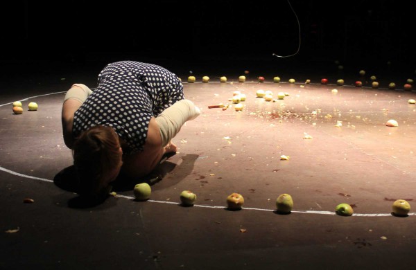 Festivalio „Homo ludens“ žiūrovams – nuogos menininkės pasirodymas