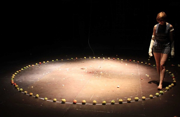 Festivalio „Homo ludens“ žiūrovams – nuogos menininkės pasirodymas