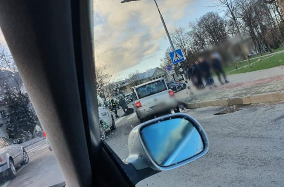 Pėsčiųjų perėjoje automobilis kliudė moterį