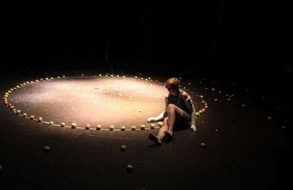 Festivalio „Homo ludens“ žiūrovams – nuogos menininkės pasirodymas