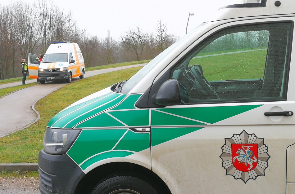 Prie Varnutės tvenkinio skubėjo visos tarnybos - iš vandens trauktas vyriškis 