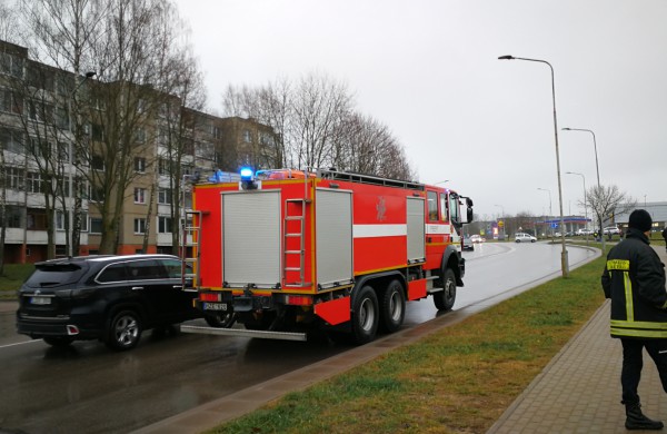 Prie Varnutės tvenkinio skubėjo visos tarnybos - iš vandens trauktas vyriškis 
