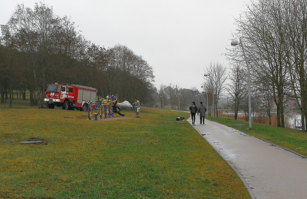 Prie Varnutės tvenkinio skubėjo visos tarnybos - iš vandens trauktas vyriškis 