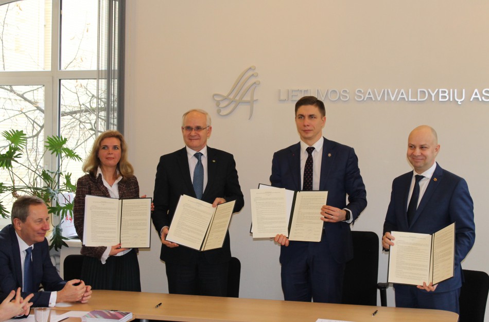 LSA valdyboje – memorandumas, kelių finansavimo, švietimo ir paramos jaunoms šeimoms klausimai 