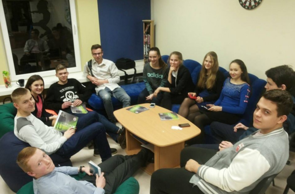 Patriotinio jaunimo sąjunga vėliava ant sniego dar neugdo patriotiškumo