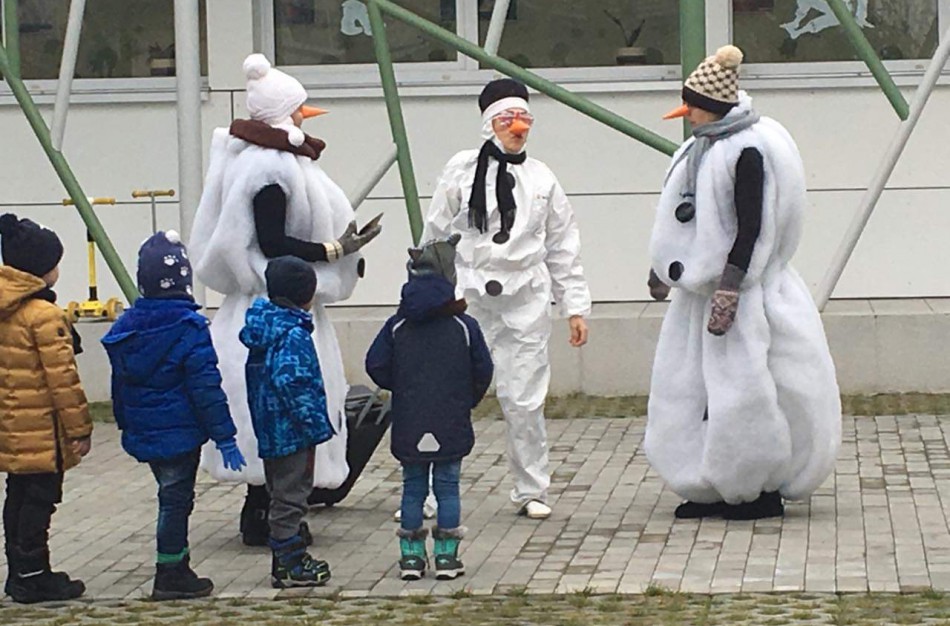 Senių besmegenių apsilankymas „Pakalnutėje”