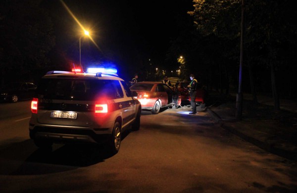 Aplamdęs tris automobilius, iš eismo įvykio vietos vairuotojas paspruko