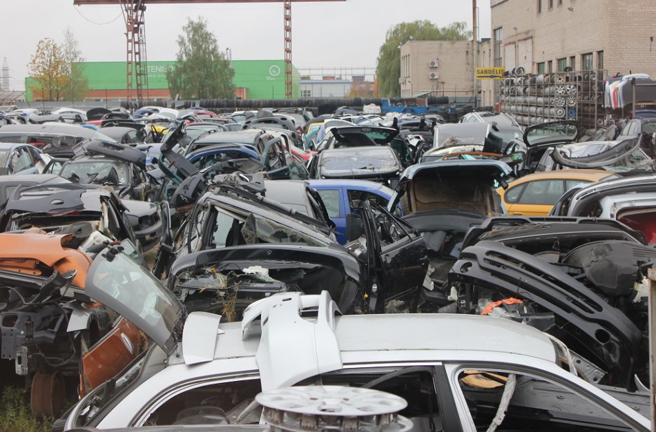 Ar įstatymo pataisos sustabdys nelegalų automobilių ardymą?