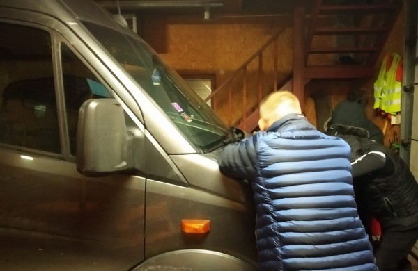 Sulaikyti vyrai, galimai pavogę automobilį ir jį Užusaliuose pradėję ardyti 