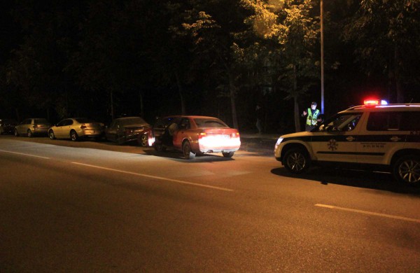 Aplamdęs tris automobilius, iš eismo įvykio vietos vairuotojas paspruko