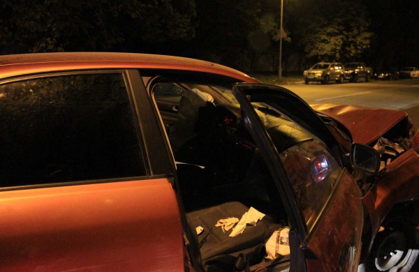 Aplamdęs tris automobilius, iš eismo įvykio vietos vairuotojas paspruko