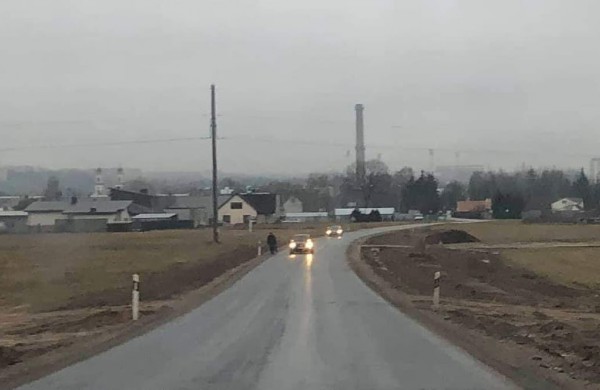 Pėstieji kelyje Jonava - Meškoniai pasigenda saugių kelkraščių 