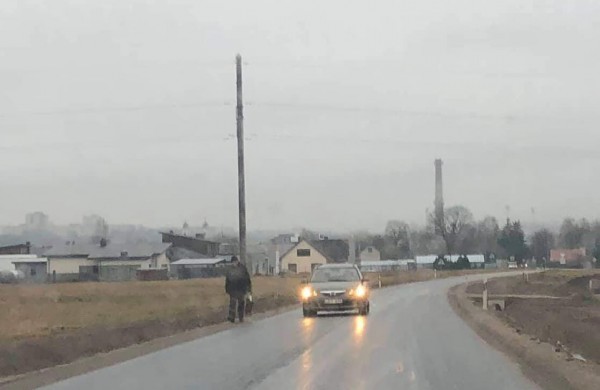 Pėstieji kelyje Jonava - Meškoniai pasigenda saugių kelkraščių 