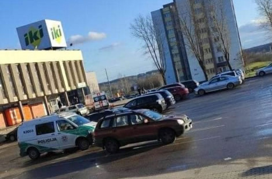 Jaunos moters sužalojimu peiliu įtariamas jaunuolis suimtas trims mėnesiams