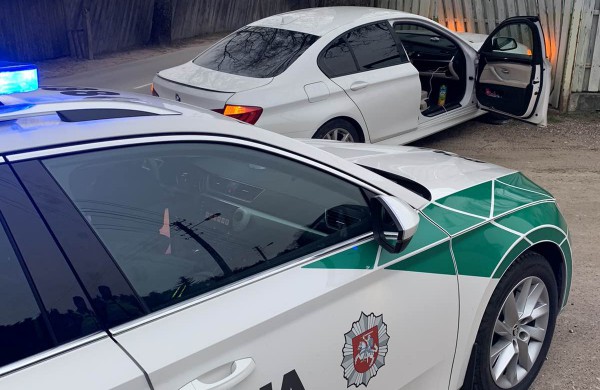  Į tvorą įvažiavęs „BMW“ vairuotojas gyrė pareigūnų darbą