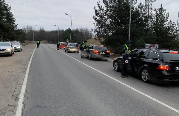  Į tvorą įvažiavęs „BMW“ vairuotojas gyrė pareigūnų darbą