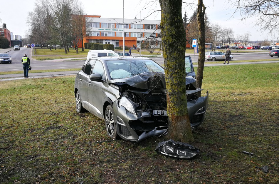 Žeimių gatvėje - nelaimė: automobilis ,,apsikabino" medžio kamieną