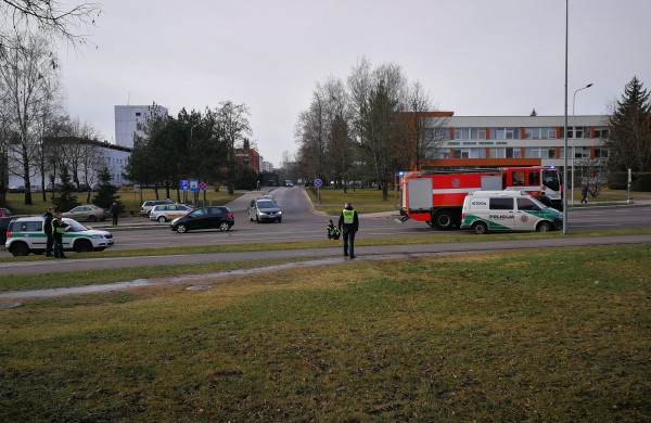 Žeimių gatvėje - nelaimė: automobilis ,,apsikabino" medžio kamieną