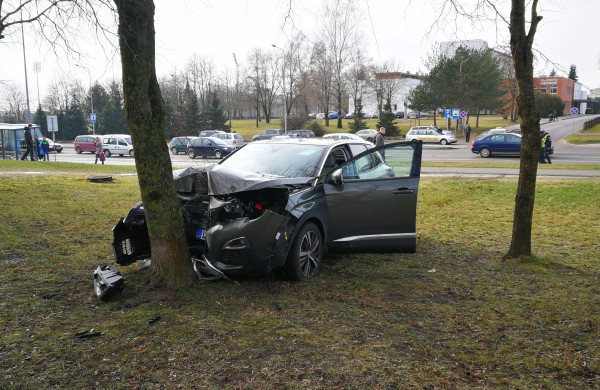 Žeimių gatvėje - nelaimė: automobilis ,,apsikabino" medžio kamieną