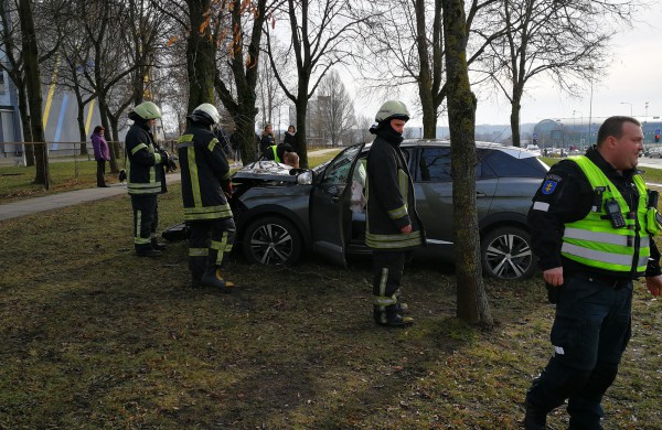 Žeimių gatvėje - nelaimė: automobilis ,,apsikabino" medžio kamieną