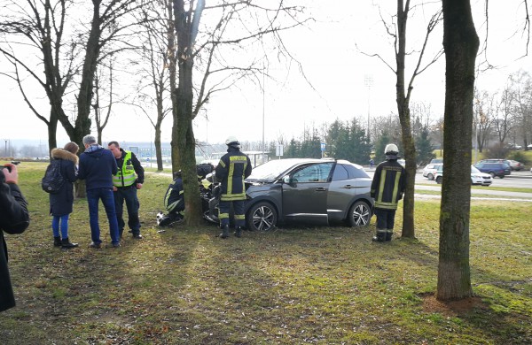 Žeimių gatvėje - nelaimė: automobilis ,,apsikabino" medžio kamieną