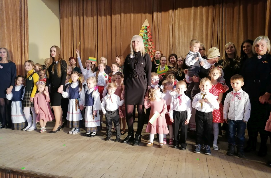 Jonavos rajono Šveicarijos progimnazijos bendruomenė švenčia Lietuvos valstybės atkūrimo dieną