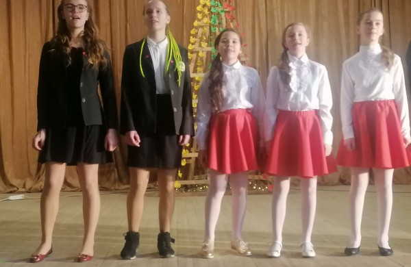 Jonavos rajono Šveicarijos progimnazijos bendruomenė švenčia Lietuvos valstybės atkūrimo dieną