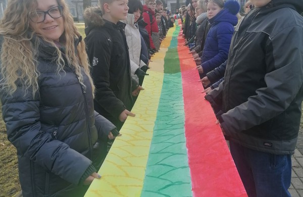 Jonavos rajono Šveicarijos progimnazijos bendruomenė švenčia Lietuvos valstybės atkūrimo dieną