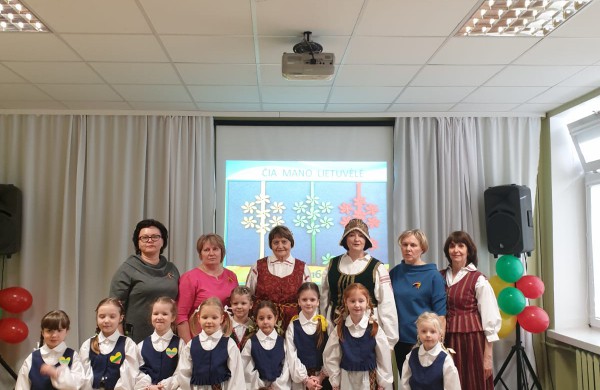 Darželis ,,Pakalnutė" paminėjo Vasario 16-ąją