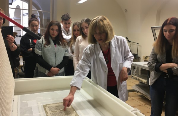 Jonavos politechnikos mokyklos mokinių išvyka į Vilniaus universiteto bibliotekos Restauravimo skyrių