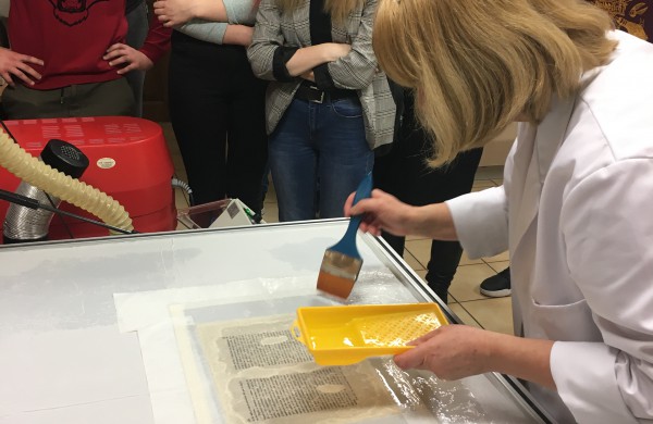 Jonavos politechnikos mokyklos mokinių išvyka į Vilniaus universiteto bibliotekos Restauravimo skyrių