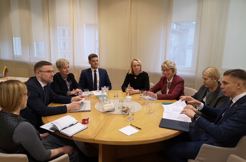Paskata jaunoms šeimoms ir kiti socialiniai klausimai – LSA susitikime su ministru  