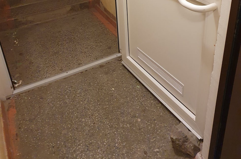 Gyventojai skundžiasi dėl naujų durų, UAB  ,,Jonavos paslaugos“ tikina, kad viskas - pagal reikalavimus