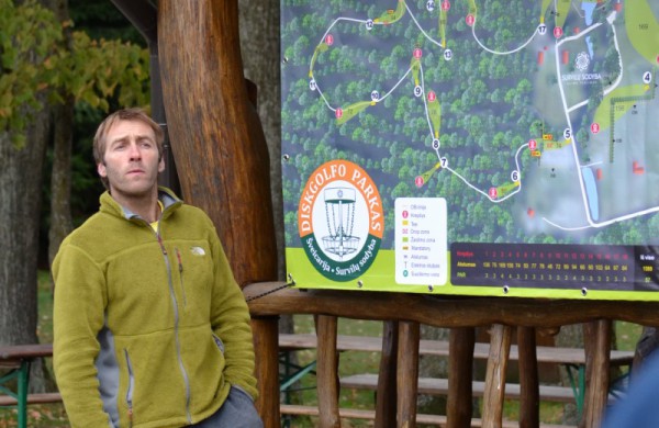 Atnaujintame diskgolfo parke – keturios dešimtys varžybų dalyvių