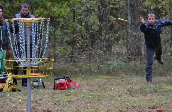 Atnaujintame diskgolfo parke – keturios dešimtys varžybų dalyvių