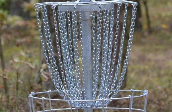 Atnaujintame diskgolfo parke – keturios dešimtys varžybų dalyvių