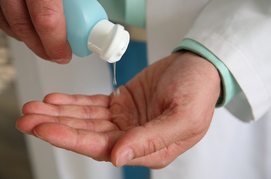 SAM: situacija dėl dezinfekcinio skysčio stygiaus sparčiai gerėja.