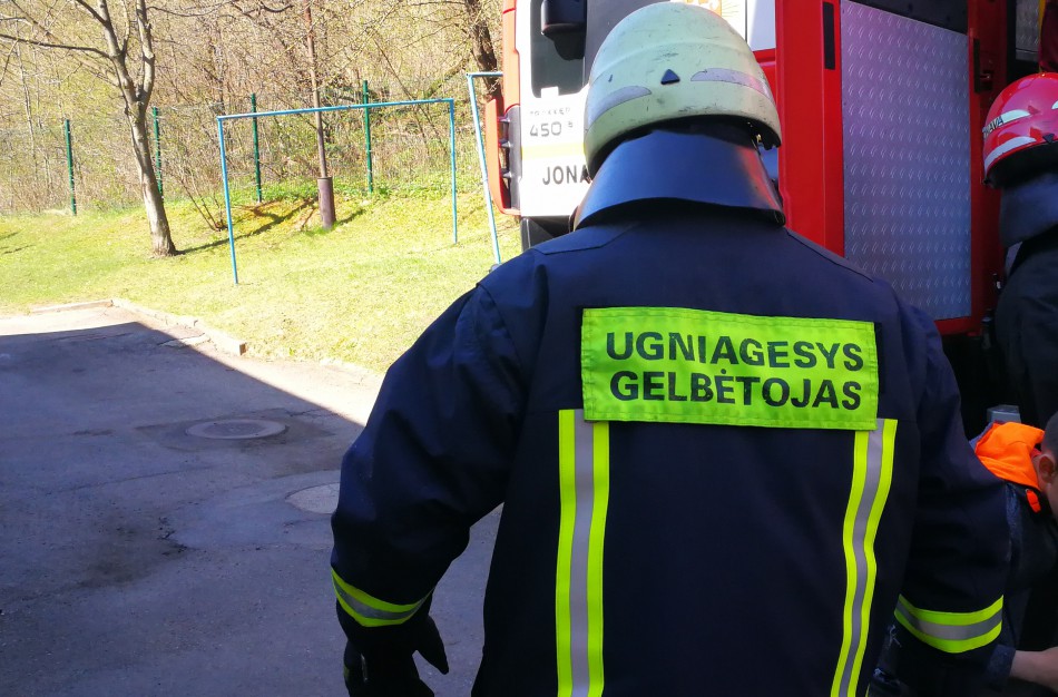 Anūkė balkone užtrenkė močiutę - teko kviesti gelbėtojus  