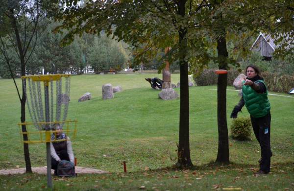 Atnaujintame diskgolfo parke – keturios dešimtys varžybų dalyvių