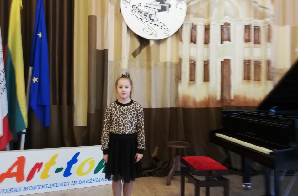 Trys konkurso dalyvės – trys diplomantės