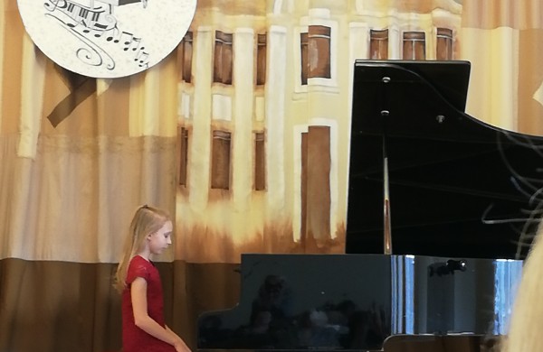 Trys konkurso dalyvės – trys diplomantės