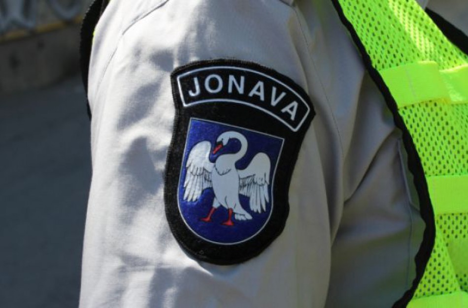 Iš parduotuvės pavogta 12 butelių viskio: pareigūnai sulaikė moterį