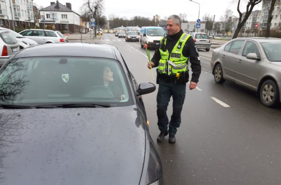 Kovo 8-osios proga - išskirtinis policijos pareigūnų dėmesys vairuotojoms 