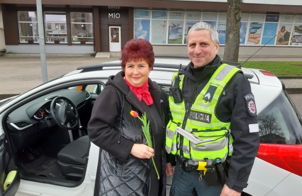 Kovo 8-osios proga - išskirtinis policijos pareigūnų dėmesys vairuotojoms 