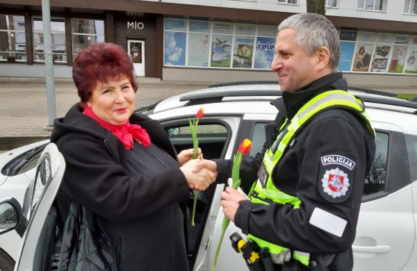 Kovo 8-osios proga - išskirtinis policijos pareigūnų dėmesys vairuotojoms 